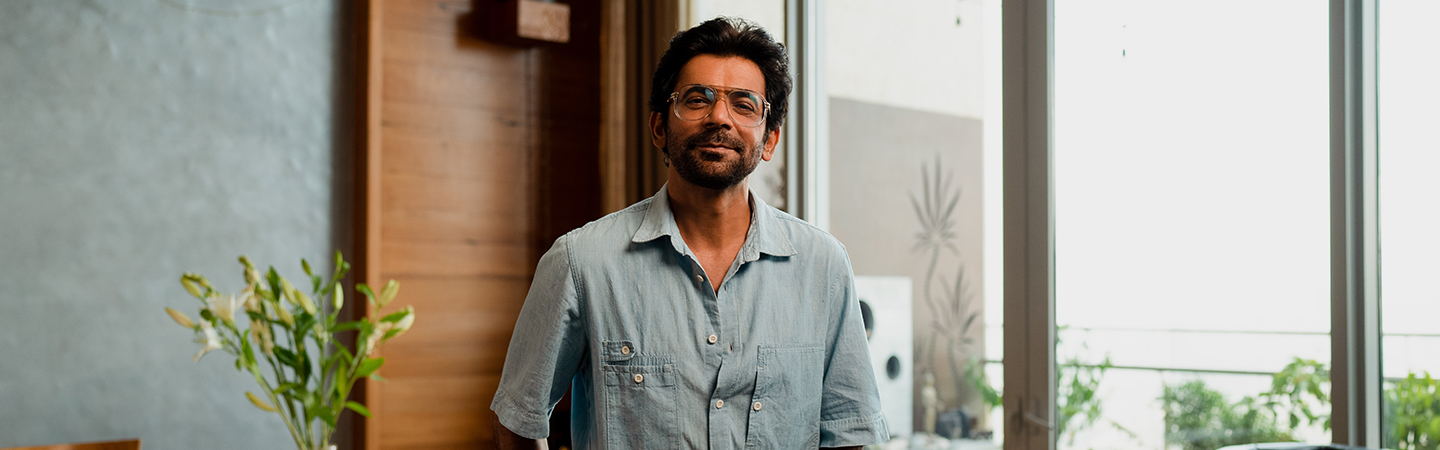 Banner Image with Sunil Grover in his residence