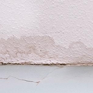 Common signs of water damage on walls