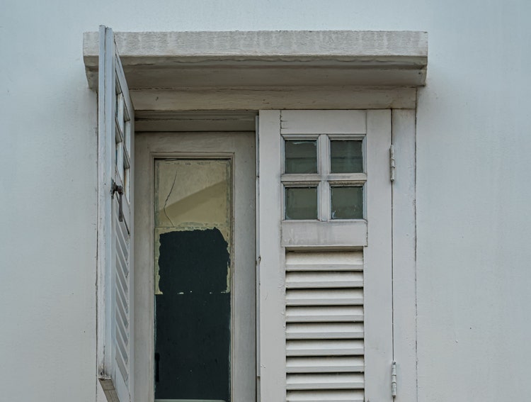 Waterproofing of parapets and sunshades